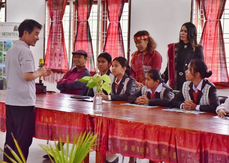 Asesor UNESCO, Soo Jae Lee (kiri)  saat  meninjau sejumlah geosite dimulai dari Sipinsur, Huta Ginjang,Sibaganding, Taman Eden 100, Siallagan dan lainnya. (Satunusantara news/HO-DInaskominfo Sumut).