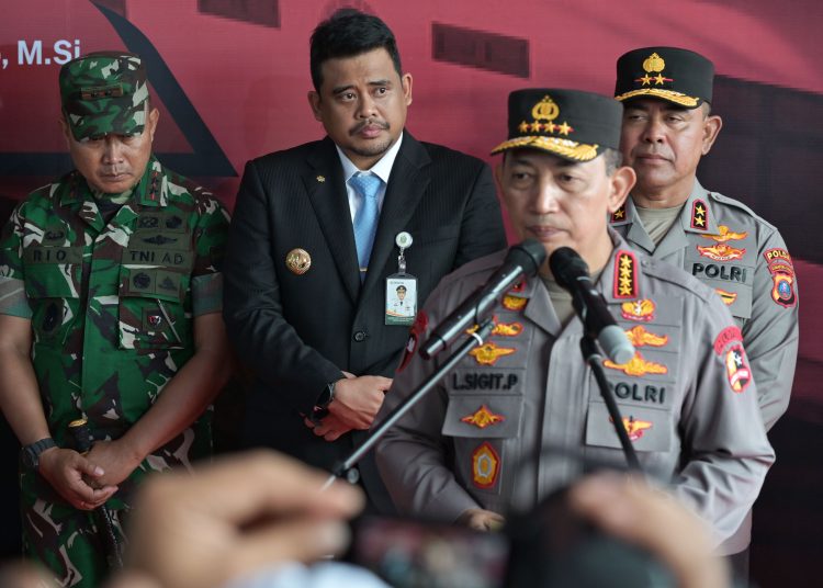 Gubernur Sumatera Utara Bobby Nasution (tengah) saat mendampingi Kapolri Jenderal Polisi Listyo Sigit Prabowo, melakukan  peletakan batu pertama pembangunan 29 dapur SPPG jajaran Polda Sumut, di Mapolda Sumut.(Satunsantara news/HO-Diiskominfo Sumut).