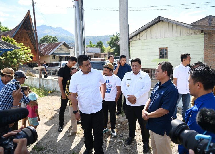 Gubernur Sumatera Utara Muhammad Bobby Afif Nasution (kiri) saat meninjau kondisi mesin pompa dan reservoir Perumda Tirtanadi Cabang Samosir.(Satunusantara news/HO-Diskominfo Sumut).