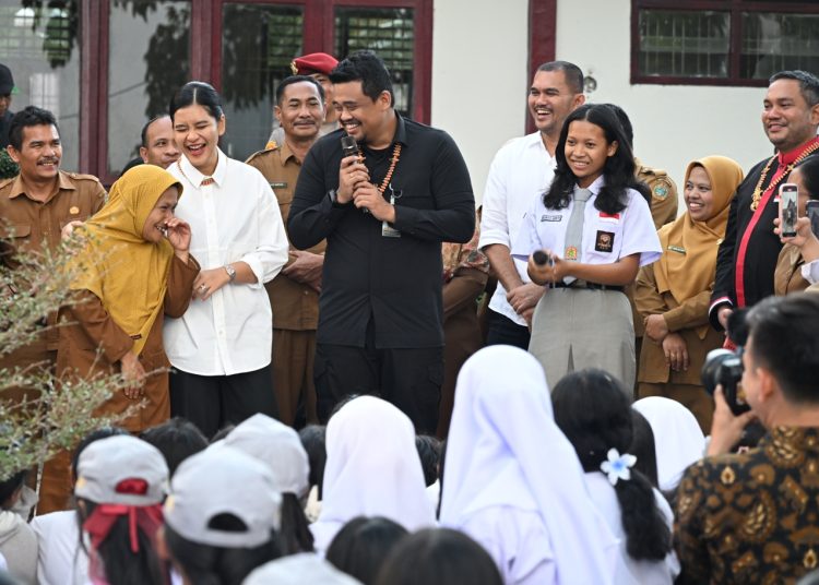 Gubernur Sumatera Utara  Bobby Nasution, didampingi Ketua TP PKK Sumut Kahiyang Ayu, melakukan peninjauan fasilitas SMA Negeri 1 Salak, Kabupaten Pakpak Bharat.(Satunusantara news/Diskominfo Sumut).