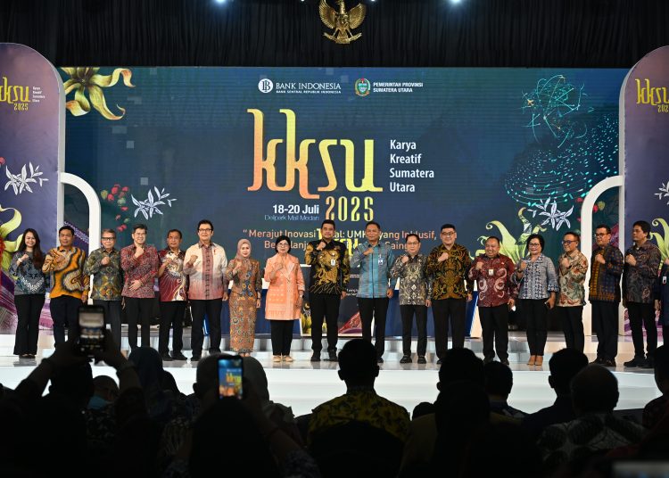 Gubernur Sumut Bobby Nasution (tengah) foto bersama dengan para pejabat usai pembukaan Karya Kreatif Sumatera Utara (KKSU) 2025, di Medan.(Satunusantara news/HO-Diskominfo Sumut)