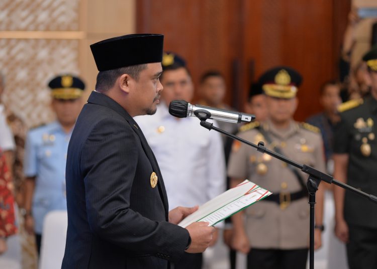 Gubernur Sumatera Utara Muhammad Bobby Afif Nasution (kiri) saat melantik Togap Simangunsong sebagai Sekdaprov Sumut di Gedung Serbaguna VIP Bandara Internasional Kualanamu.(Satunusantara news/HO-Diskominfo Sumut).