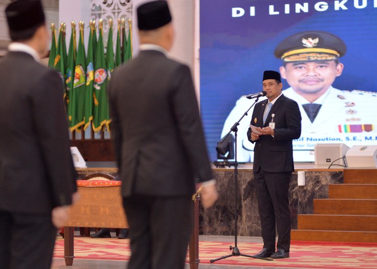 Gubernur Sumatera Utara Bobby Nasution (kanan) saat melantik 103 Pejabat Administrator dan Pejabat Fungsional di lingkungan Pemprov Sumut.(Satunusantara news/HO-Diskominfo Sumut)