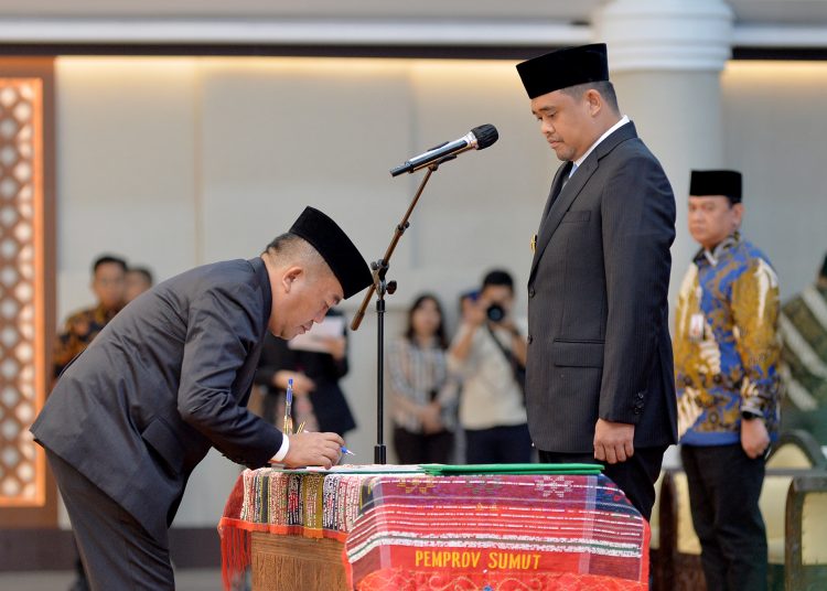 Medan (Satu Gubernur Sumatera Utara Muhammad Bobby Afif Nasution (kanan) saat melantik  pejabat administrator dan pengawas di lingkungan Pemprov Sumut.(Satunusantara news/HO-Diskominfo Sumut).
