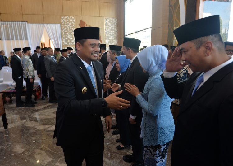 Gubernur Sumatera Utara Muhammad Bobby Afif Nasution (kiri) saat memberikan ucapan selamat atas pelantikan  pejabat eselon II di lingkungan Pemprov Sumut di Gedung Serbaguna VIP Bandara Internasional Kualanamu, Deli Serdang.(Satunusantara news/HO-Diskominfo Sumut).