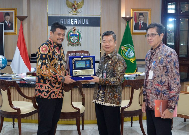 Gubernur Sumut Muhammad Bobby Afif Nasution (kiri) saat menyerahkan cendramata kepada Dirjen Dukcapil Kemendagri Teguh Setyabudi,  di Ruang Kerja Gubernur Sumut.(Satunusantara news/HO Diskominfo Sumut)