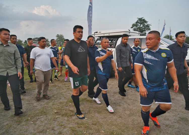 Gubernur Sumut Bobby Nasution, sebagai Ketua Tim Pemprov Sumut (tengah) saat  memasuki Lapangan Sepak Bola Perumahan TNI AL Barakuda, Tanjung Mulia, Kota Medan.(Satunusantara news/HO-Diskominfo Sumut).