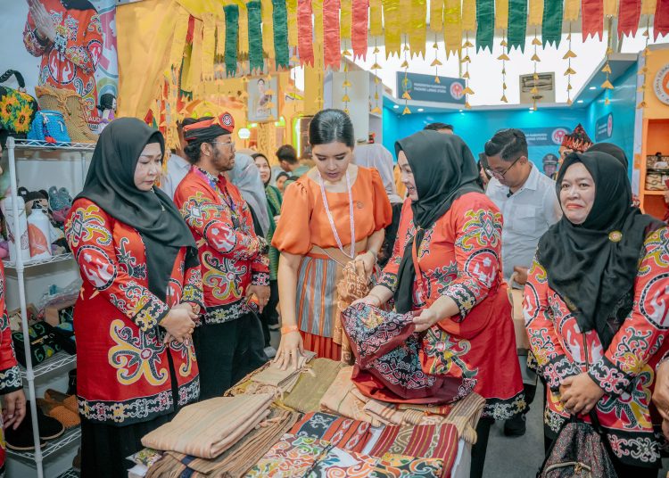 Ketua  Dekranasda Provinsi Sumut, Kahiyang Ayu (tengah) saat menyaksikan stan Dekranasda Sumut menampilkan pameran sejumlah kerajinan seperti tas, songket, baju/fashion, yang bermotif khas daerah. pada  HUT ke-45 Dekranas di Balikpapan. (Satunusantara news/HO-Diskominfo Sumut).