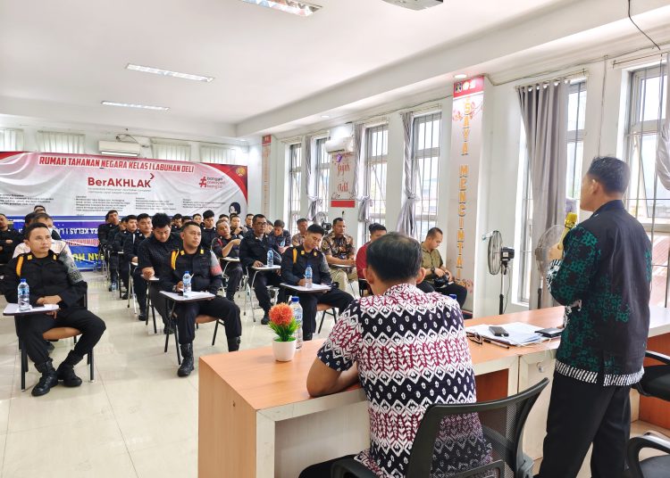 Karutan Kelas I Labuhan Deli, Eddy Junaedi (kanan) saat ,memimpin rapat internal bersama jajaran pegawai di Ruangan Moralitas Lantai 2 Rutan Labuhan Deli.(Satunusantara news/HO-Rutan Labuhan Deli)