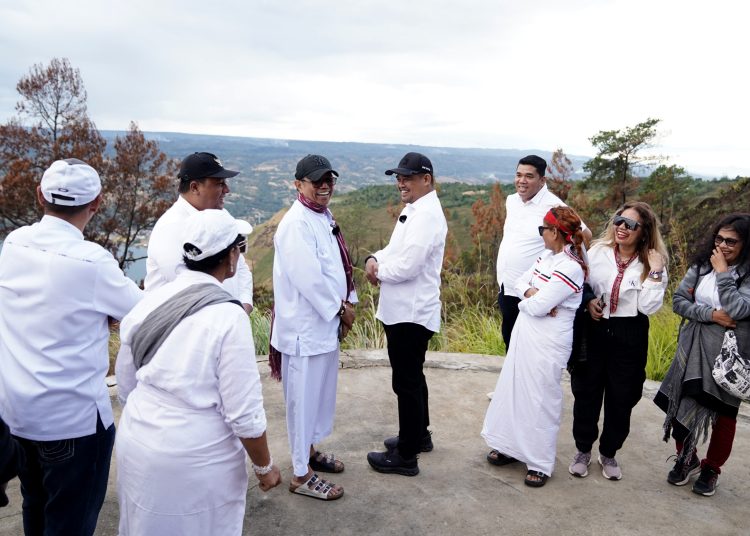 Gubernur Sumatera Utara Muhammad Bobby Afif Nasution (tengah) saat mengunjungi kegiatan Festival Edukasi Leluhur Batak di kawasan Siogung-ogung, Kecamatan Pangururan, Kabupaten Samosir.(Satunusantara news/HO-Diskominfo Sumut).