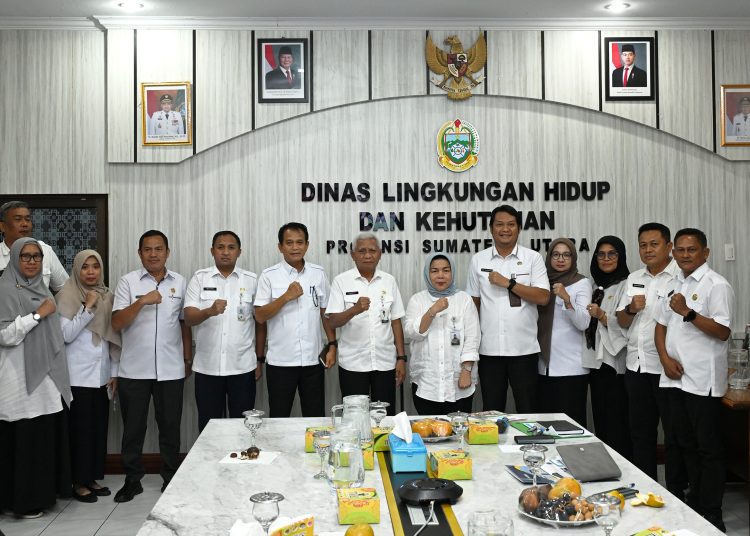Wakil Gubernur Sumut, Surya (tengah) saat foto bersama dengan ASN  di Kantor  Dinas Lingkungan Hidup dan Kehutanan (DLHK) Sumut.(Satunusantara news/HO-Diskominfo Sumut).