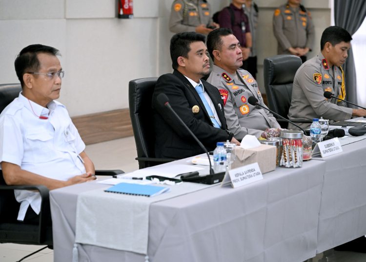 Gubernur Sumatera Utara Muhammad Bobby Afif Nasution (tengah) saat  menyaksikan peluncurkan logo dan tema HUT ke-80 RI  secara zoom meeting di Aula Kantor Bapenda Provinsi Sumut.(Satunusantara news/HO-Diskominfo Sumut).
