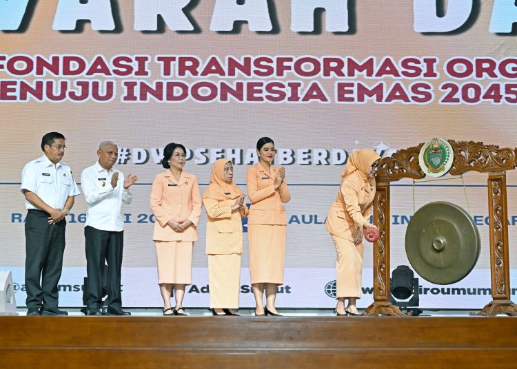 Ketua Umum DWP Rachmawati Budi Gunadi Sadikin (kanan) saat memukul gong pada Musyawarah Daerah V DWP Sumut di Aula Raja Inal Siregar, Kantor Gubernur Sumut.(Satunusantara news/HO-Diskominfo Sumut).