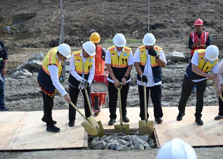 (Wagub Sumut  Surya (dua kiri)  bersama Menteri Kesehatan RI Budi Gunadi Sadikin, saat melakukan  peletakan batu pertama peningkatan kelas RSUD Pratama Nias Barat dari Tipe D ke Tipe C, di Desa Onolimbu, Kecamatan Lahomi, Kabupaten Nias Barat.(Satunusantara news/HO-Dinas Kominfo Sumut).