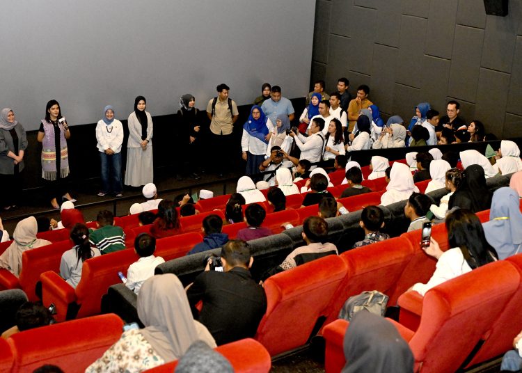 Ketua TP PKK Sumatera Utara Kahiyang Ayu mengajak  anak-anak marginal Nobar film Jumbo, di bioskop Focal Point, Medan.(Satunusantara news/HO-Diskominfo Sumut)