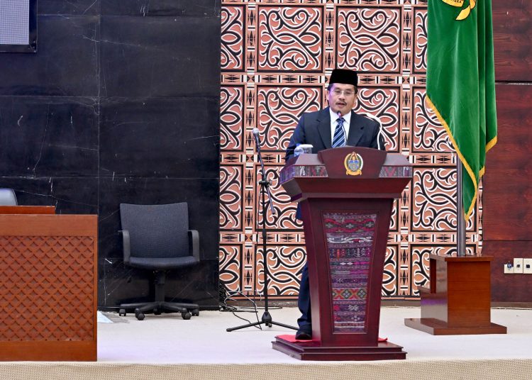 Sekdaprov Sumut Togap Simangunsong,  saat menyampaikan Nota Jawaban atas Pandangan Umum Fraksi-fraksi terhadap Ranperda LPj APBD tahun anggaran 2024.(Satunusanara news/HO- Diskominfo Sumut).