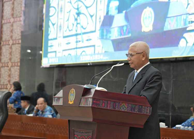 Wakil Gubernur Sumut, Surya, pada Rapat Paripurna DPRD Sumut, tentang penyampaian Nota Jawaban Gubernur terhadap Pemandangan Umum Fraksi  mengenai RPJMD Provinsi Sumut tahun 2025-2029,  di Gedung DPRD Sumut.(Satunusantara news/HO-Dskominfo Sumut).