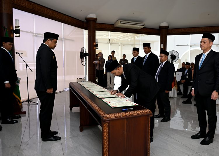 Koordinator Perancang Peraturan Perundang-undangan Kanwil Kemenkum Sumut,  Eka N.A.M. Sihombing (tengah) saat membahas harmonisasi Ranperda Kota Tebing Tinggi  tentang RPJM Daerah Tahun 2025–2029.(Satunusantara news/HO-Kanwil Kemenkum Sumut).