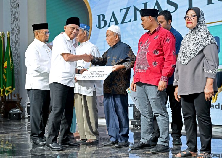 Wagub Sumut Surya (dua kiri) saat menyerahkan secara simbolis Zakat, Infak dan Sedekah (ZIS) Triwulan II 2025, dari Baznas kepada mustahik, di Kantor Gubernur Sumut.(Satunusantara news/HO-Diskominfo Sumut).