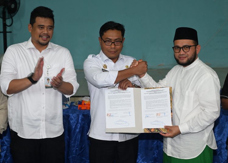 Gubernur Sumatera Utara Muhammad Bobby Afif Nasution (kiri) saat menyaksikan kesepakatan bersama antara  Pemkab Deliserdang dengan Al-Washliyah, terkait penggunaan gedung sekolah/madrasah. (Satunusantara news/HO-Diskominfo Sumut)