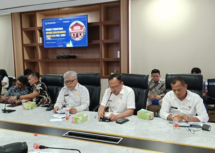 Kepala Dinas Koperasi Usaha Kecil dan Menengah Pemprov Sumut Naslindo Sirait (dua kiri) saat Rakor Satgas Koperasi Merah Putih di Kantor Gubernur Sumut.(Satunusantara news/HO-Diskominfo Sumut)