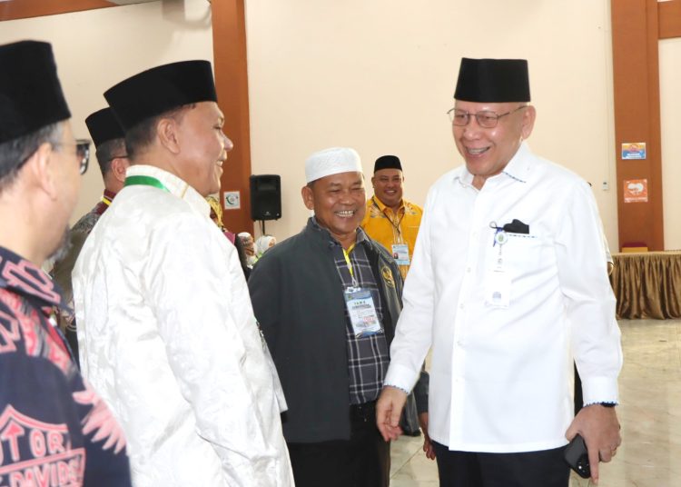 Plh Sekdaprov Sumut, Effendy Pohan (kanan) saat  menyambut kepulangan  jemaah haji Kloter 23 Debarkasi Medan  di Asrama Haji Medan,(Satunusantara news/HO-Diskominfo Sumut)