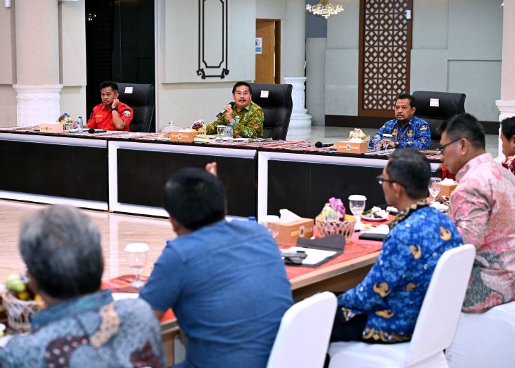 Sekdaprov Sumut, Togap Simangunsong (tengah) saat  Rapat Koordinasi Penanganan Karhutla di Kawasan Geopark Danau Toba, di Aula Raja Inal Siregar, Kantor Gubernur Sumut.(Satunusantara news/HO-Diskominfo Sumut).