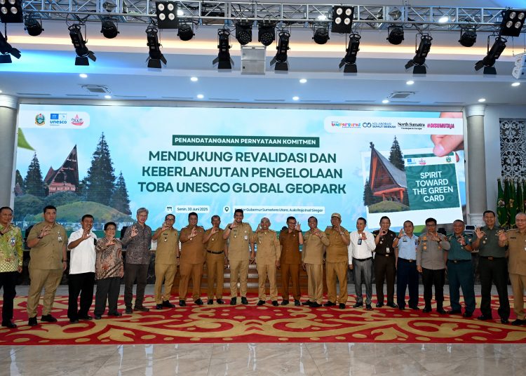 Gubernur Sumatera Utara Muhammad Bobby Afif Nasution (12 dari kanan) saat forto bersama  dengan tujuh kepala daerah se-kawasan Danau Toba.(Satunusantara news/HO-Diskominfo Sumut).