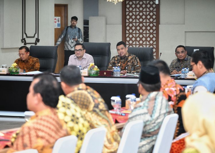 Gubernur Sumatera Utara Bobby Nasution (tengah) saat menyampaikan keluhan masyarakat,  terkait permasalahan konflik agraria kepada Komisi II DPR  di kantor Gubernur Sumut.(Satunusantara news/HO-Diskominfo Sumut).