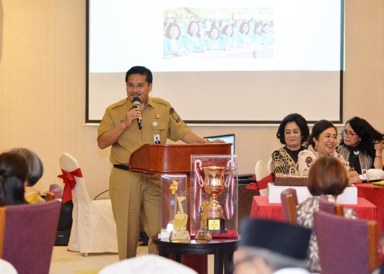 Sekdaprov Sumut Togap Simangunsong (tengah) saat memberikan pengarahan pada acara Ibadah Syukur PWKU Sumut, di Medan.(satunusantara news/HO-Diskominfo Sumut).