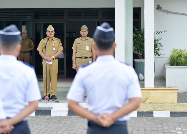 Sekdaprov Sumut Togap Simangunsong (tengah)  saat memimpin Apel Pagi di halaman Kantor Dishub Sumut.(satunusantara news/HO-Dinas Kominfo Sumut).