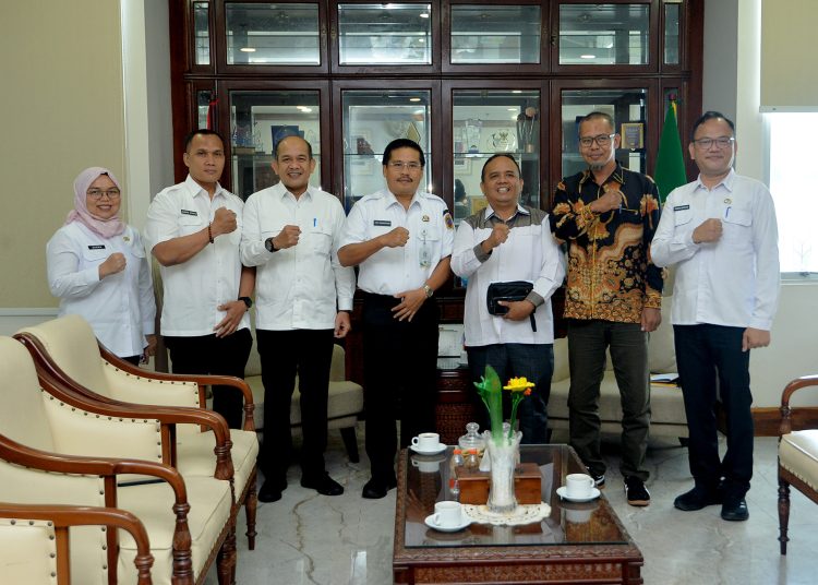 Sekdaprov Sumatera Utara Togap Simangunsong menerima kunjungan KPID Provinsi Sumut di ruangan kerja Sekdaprov Sumut.(Satunusantara news/HO-Diskominfo Sumut)