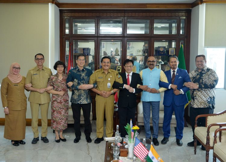 Sekdaprov Sumut Togap Simangunsong( tengah) saat foto bersama dengan enam Konjen negara sahabat.(Satunusantara news/HO-Diskominfo Sumut),
