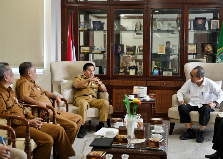 Sekdaprov Sumut Togap Simangunsong, saat menerima audiensi Kabid Penetapan dan Pendaftaran BPN Provinsi Sumut Seti Kuncoro, mewakili Kepala Kanwil BPN Sumut, di Ruang Kerja Sekda, Kantor Gubernur.(Satunusantara news/HO-Diskoinfo Sumut).