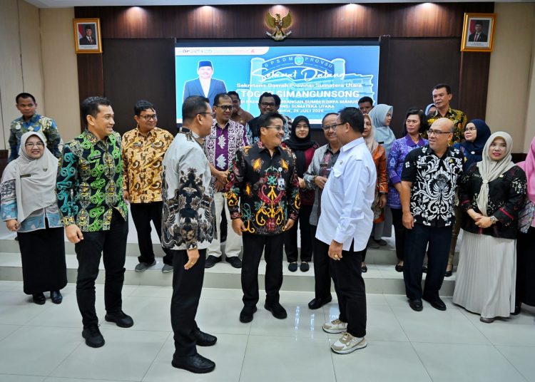 Sekdaprov  Sumut Togap Simangunsong, saat  ramah tamah di Aula Cemara, Kantor BPSDM Sumut.(Satunusantara news/HO-Diskominfo Sumut).