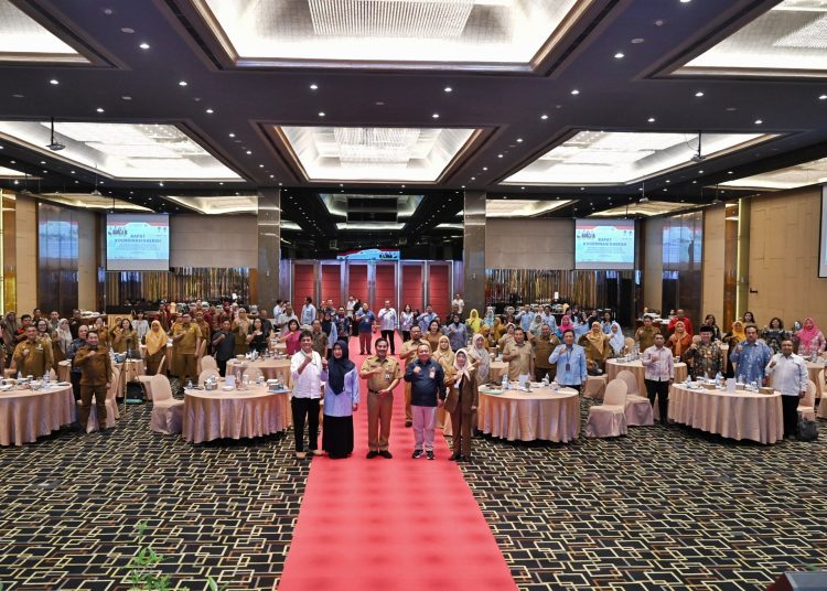 Sekdaprov Sumut Togap Simangunsong (tengah) saat foto bersama usai membuka Rakorda Program Bangga Kencana dan Percepatan Penurunan Stunting Provinsi Sumut tahun 2025.(Satunusantara news/HO-Diskominfo Sumut).