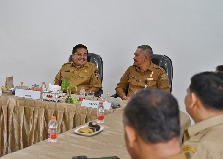 Sekdaprov Sumut Togap Simangunsong, saat  melakukan kunjungan ke Kantor Inspektorat Sumut.(Satunusantara news/HO-Diskominfo Sumut).