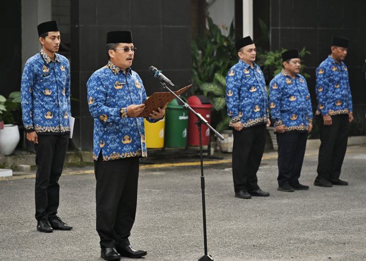Sekdaprov  Sumut,  Togap Simangunsong (tengah) saat sambutan pada 
upacara Hari Kesadaran Nasional (HKN) di halaman Kantor Dinas Sosial Sumut.(Satunusantara news/HO-Diskominfo Sumut).