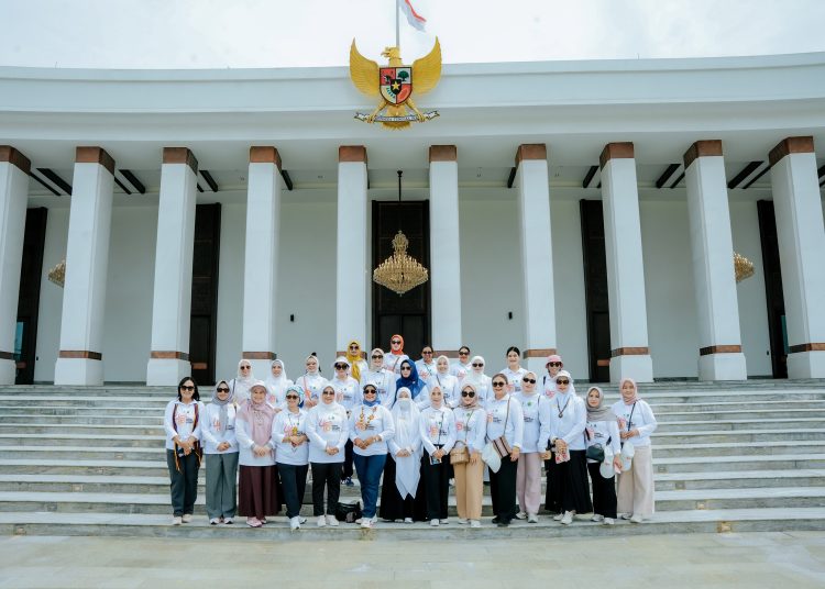 Ketua Dekranasda Sumatera Utara Kahiyang Ayu bersama seluruh Ketua Dekranasda se-Indonesia, saat foto bersama di  Istana Garuda IKN, Kaltim.(Satunusantara news/HO-Diskominfo Sumut).