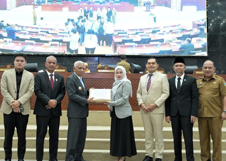 Wakil Gubernur Sumut Surya (tiga dari kiri) saat menerima Hasil Kegiatan Reses III Masa Persidangan III, tahun sidang I 2024-2025 dari Ketua DPRD Sumut  Erni Ariyanti di Gedung DPRD Sumut.(Satunusantara news/HO-Diskominfo Sumut)