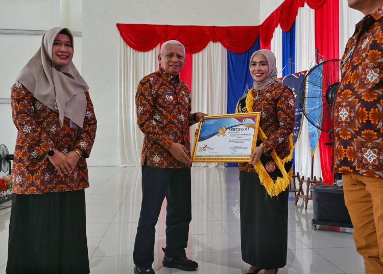 Wagub Sumut Surya (tengah) saat memberikan hadiah kepada para pemenang pada Peringatan Harganas ke-32 tingkat Provinsi Sumut, di Pendopo Bupati Labuhanbatu.(Satunusantara news/HO-Diskominfo Sumut).