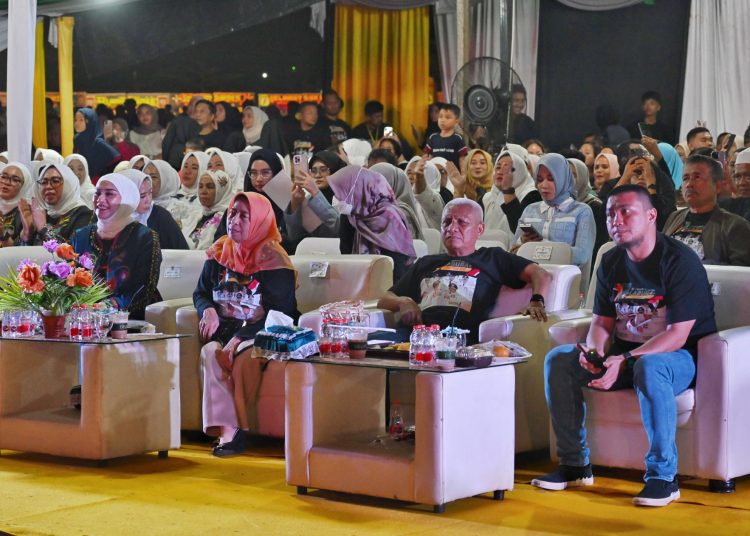 Wagub Sumut,  Surya (dua kanan) saat perayaan Hari Ulang Tahun (HUT) ke-17 Kabupaten Labura yang digelar di Alun-Alun Aek Kanopan, Labura.(Satunusantara news/HO-Diskominfo Sumut).