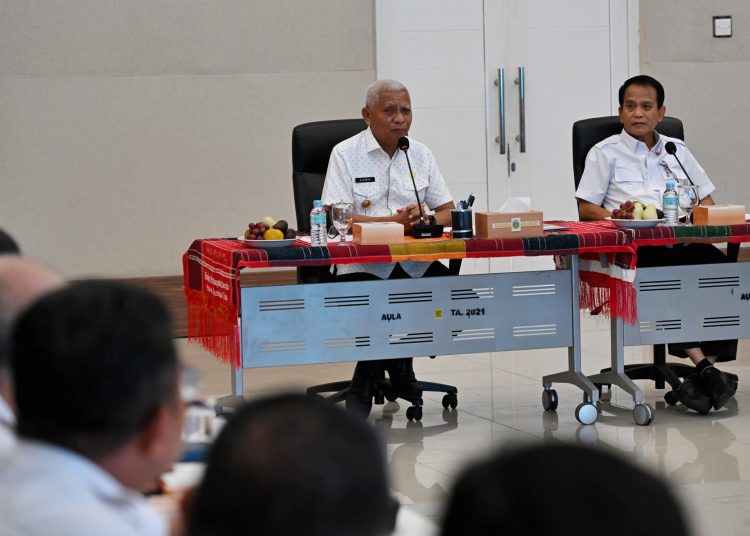 Wakil Gubernur Sumut, Surya (kiri) saat  memimpin rapat 
rapat evaluasi penerimaan pajak kendaraan bermotor dan bea balik nama kendaraan bermotor (PKB/BBNKB) di 
di Aula Kantor Bapenda Sumut. (Satunusantara news/HO-Diskominfo Sumut).