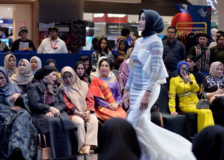 Wakil Ketua Dekranasda Sumatera Utara  Titiek Sugiharti (kiri) pada kegiatan Sumut Fashion Week (SFW) Tahun 2025, di Pelataran Delipark Plaza.(Satunusantara news/HO-Diskominfo Sumut).