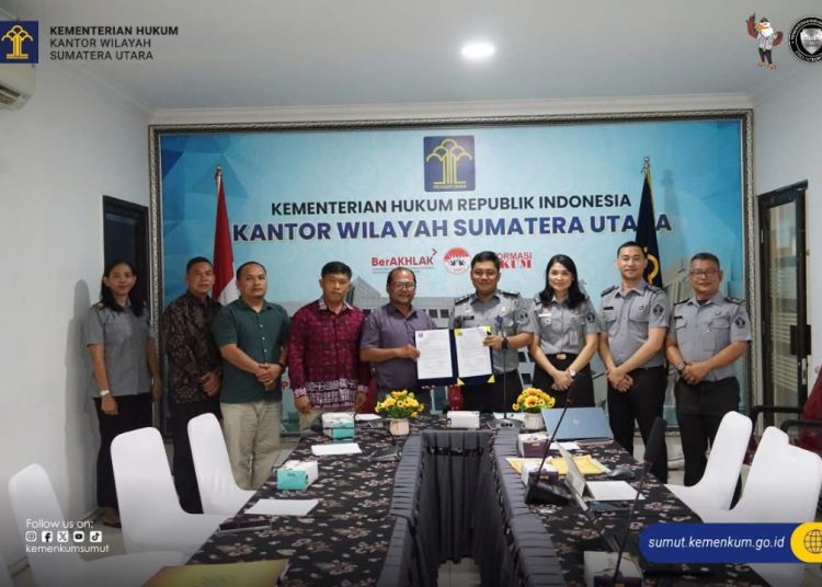 Perancang Muda Kanwil Kemenkum Sumut, Tri Kurnia Jaya Zega (empat kanan) saat menyerahkan Ranperbup Kabupaten Pakpak Bharat, tentang Penyelenggaraan Koperasi Desa Merah Putih kepada  Kepala Bagian Hukum Kabupaten Pakpak Bharat.(Satunusantara news/HO-Kanwil Kemenkum Sumut)