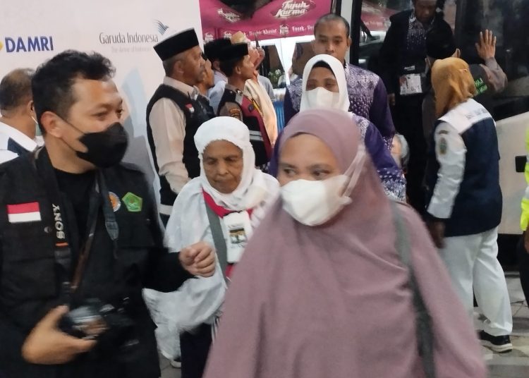 Jemaah haji yang tergabung di Kloter 16 Debarkasi Medan, saat baru tiba di Asrama Haji Medan dengan menggunakan Damri dari Bandara Internasional Kualanamu Kabupaten Deli Serdang.(Satunusantara news/Munawar).