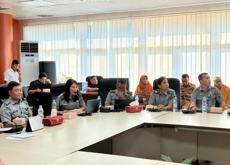 Kepala Divisi Pelayanan Hukum dan HAM (P3H), Ferry Ferdiansyah (kiri) saat menghadiri Rapat Kerja Pansus DPRD Kota Medan, terkait pembahasan Ranperda Kota Medan tentang RPJMD Tahun 2025–2029. (Satunusantara news/HO-Kanwil Kememkum Sumut)