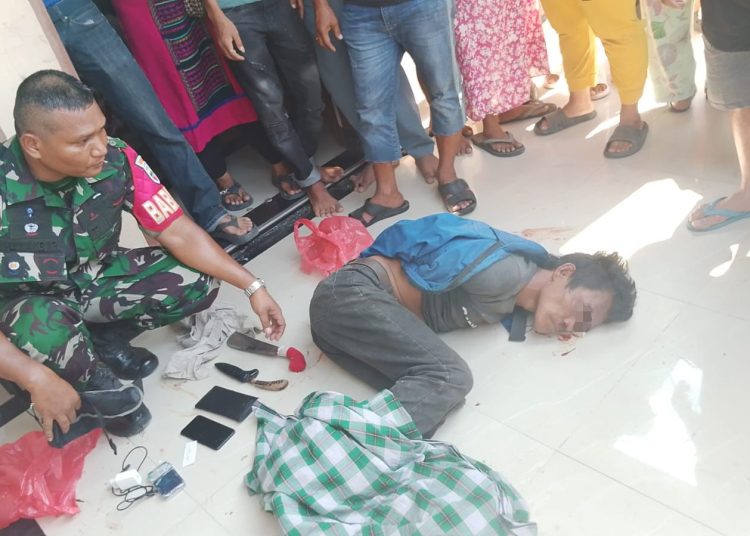 Personel Babinsa Koramil 0201-10/BB, Kodim 0201/Medan Kopka Ali Akbar (kiri) saat mengamankan  MT (44) pelaku percobaan pembunuhan terhadap Nurzana (40) di  Kelurahan Rengas Pulau, Medan Marelan, Kota Medan (Satunusantara news/HO-Pendam I/BB).