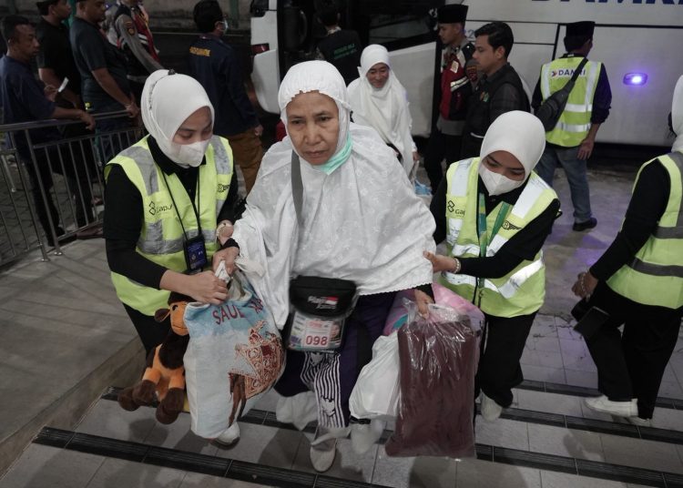 Jemaah haji Kloter 17 Debarkasi Medan, yang didampingi petugas haji, saat memasuki Aula 1 Madinatul Hujjaj Asrama Haji Medan.(Satunusantara news/HO-Humas PPIH Debarkasi Medan).