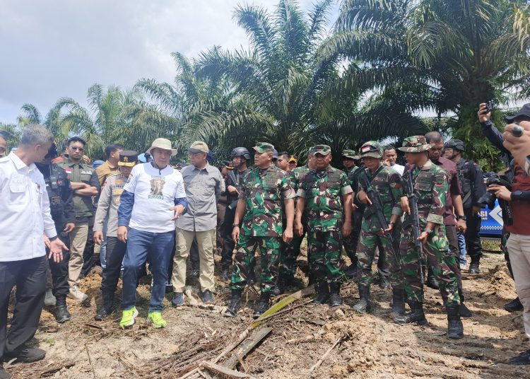 Danrem 031/Wira Bima Brigjen TNI Sugiyono (tengah) saat melaksanakan kegiatan pemusnahan tanaman sawit ilegal di kawasan TN Tesso Nilo, Desa Segati, Kabupaten Pelalawan, dan sekaligus melakukan penanaman pohon kembali.(Satunusantara news/HO-Pendam I/BB).